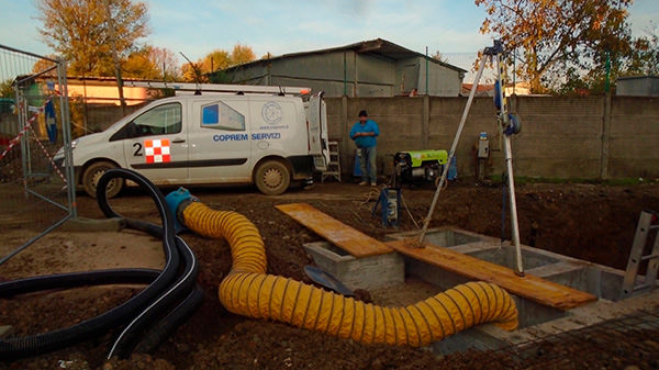 Trépied d'urgence sur le chantier près du système de ventilation forcée.