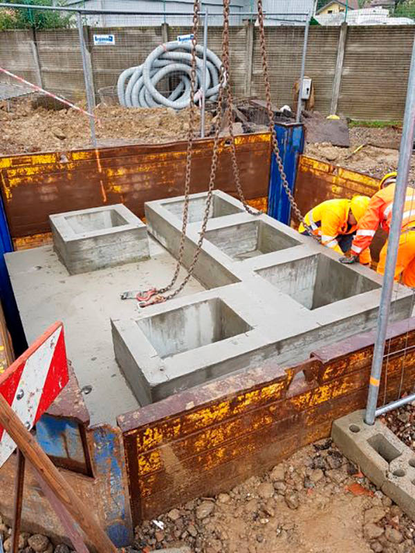 I tecnici nel cantiere durante la posa degli scatolari prefabbricati Coprem.