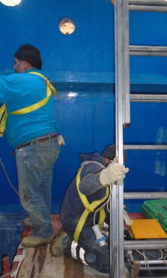 Operai nel cantiere delle vasche di laminazione.