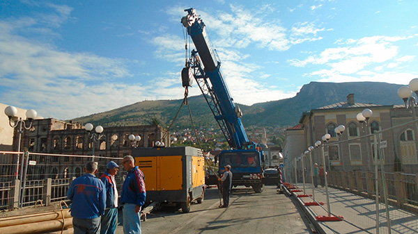 Il cantiere di spinta sul del fiume Neretwa vicino al ponte Musala