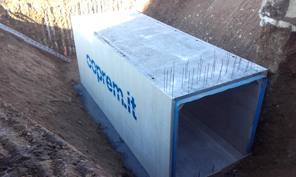 Induno Olona: pose du béton en forme de boîte pour passage ferroviaire pour piétons