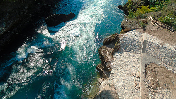 Salto finale nelle acque del fiume Neretwa a Mostar.