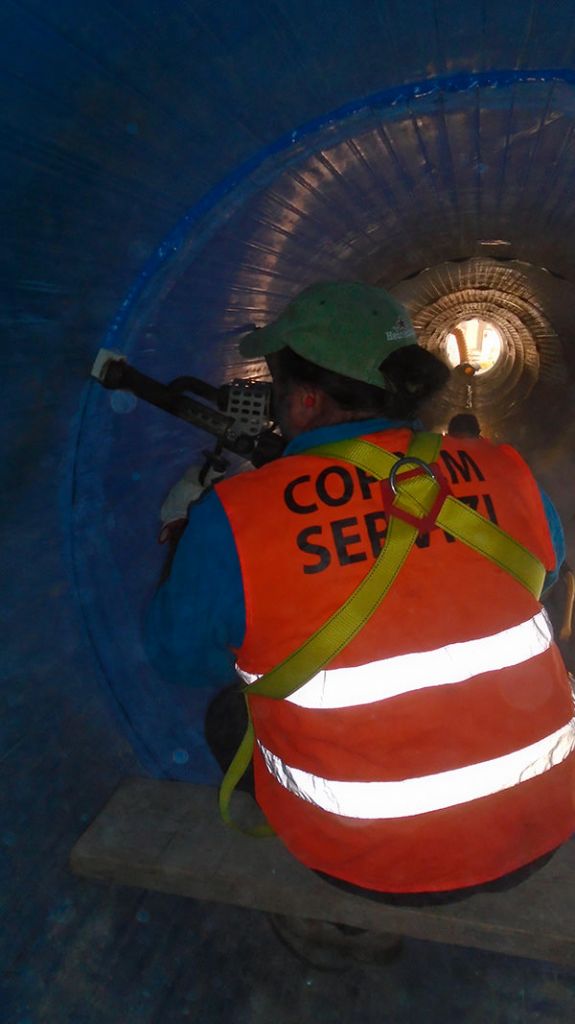 TUn Technicien de chez Coprem Services portant le harnais obligatoire en cas dÃƒÂ¢Ã¢â€šÂ¬Ã¢â€žÂ¢ÃƒÆ’Ã‚Â©ventuelle rÃƒÆ’Ã‚Â©cupÃƒÆ’Ã‚Â©ration.