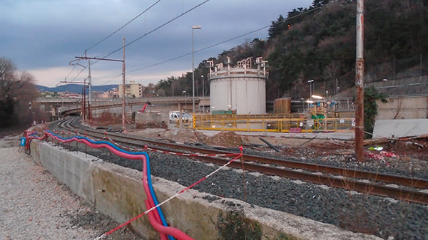 Tubazioni in calcestruzzo che passano sotto i binari della ferrovia a Trieste.