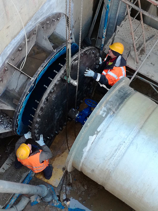 Assemblage de l'une des tÃƒÆ’Ã‚Âªtes de fermeture en acier du pipeline Coprem CPL.