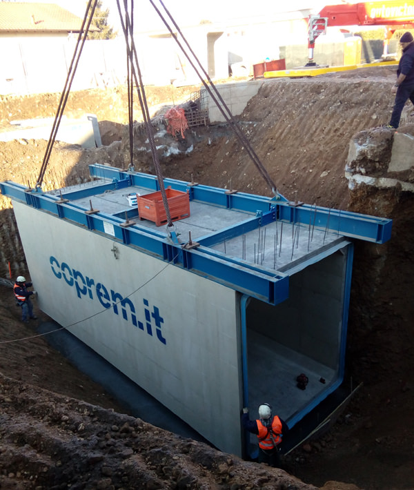 Pose du béton en forme de boîte pour passage souterrain ferroviaire pour piétons