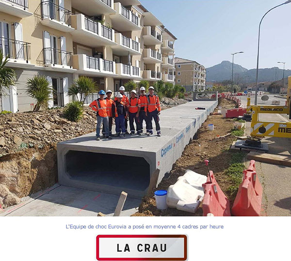 Le personnel de COPREM dans le chantier naval de La Crau après la pose de la boîte.