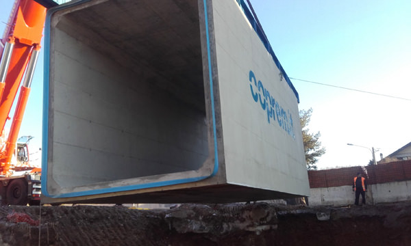 Pose du béton en forme de boîte pour passage souterrain pour piétons - Induno Olona