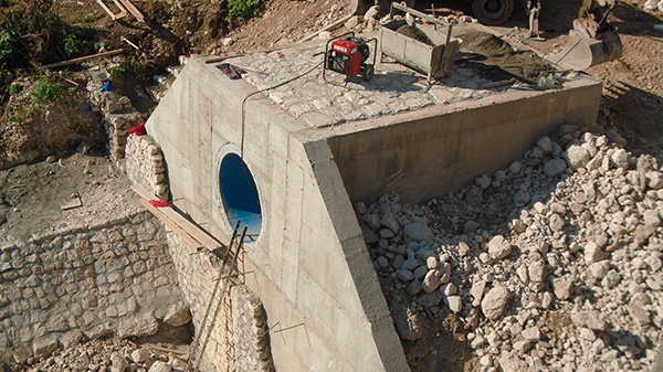 Il cantiere di spinta posizionato sul versante destro del fiume Neretwa.