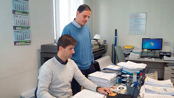 Les ingénieurs de Coprem travaillant sur un projet de tuyauterie et de boîte.