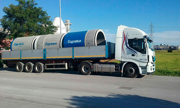 Trasporto degli scatolari verso il cantiere del metanodotto.